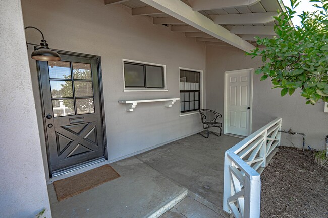 Foto del edificio - COMING SOON! Canoga Park 4-Bedroom Home fo...