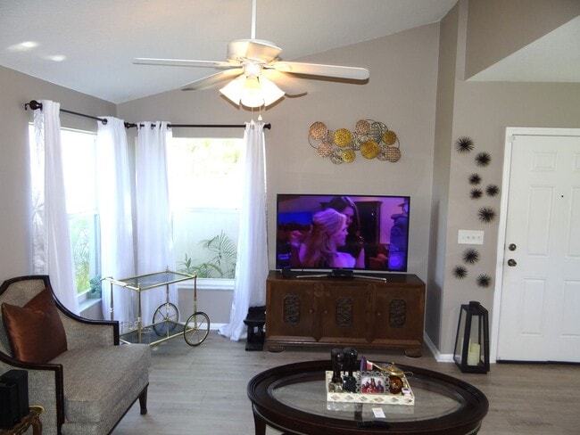 Building Photo - 2 bed 2.5 bath home only 1.5 miles to the ...