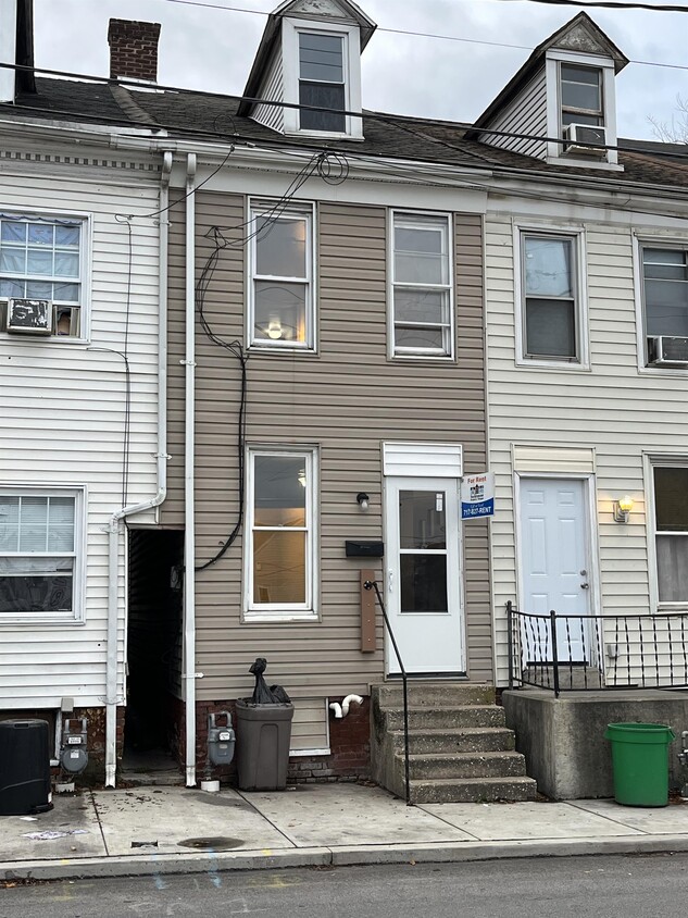 Primary Photo - 216 S Sherman St