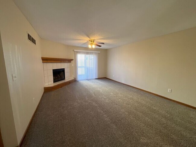Building Photo - Updated 3 bedroom/2 bath duplex in Liberty!