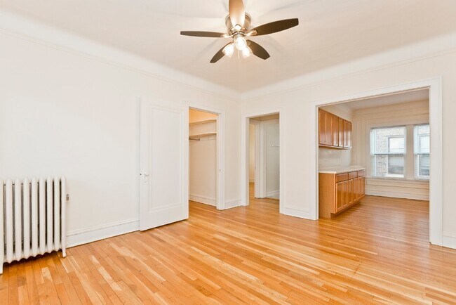 Building Photo - 735 Hinman Ave