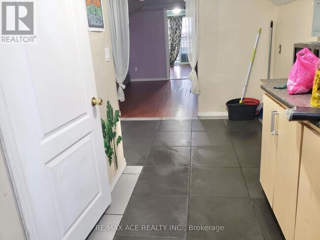 Photo du bâtiment - 7098 Goreway Dr