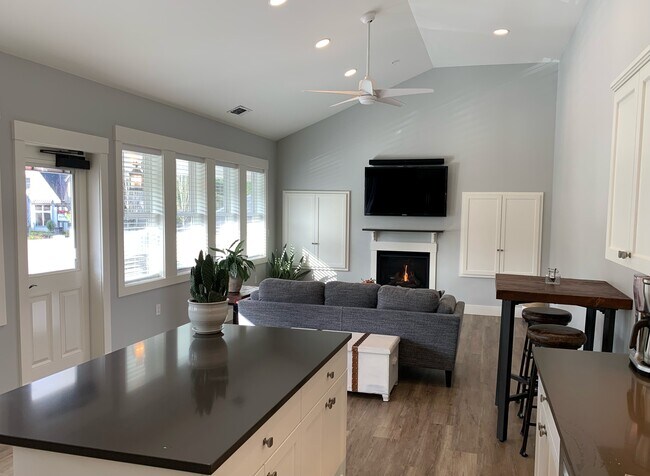 Island/Living Rm - 16524 Boones Ferry Rd