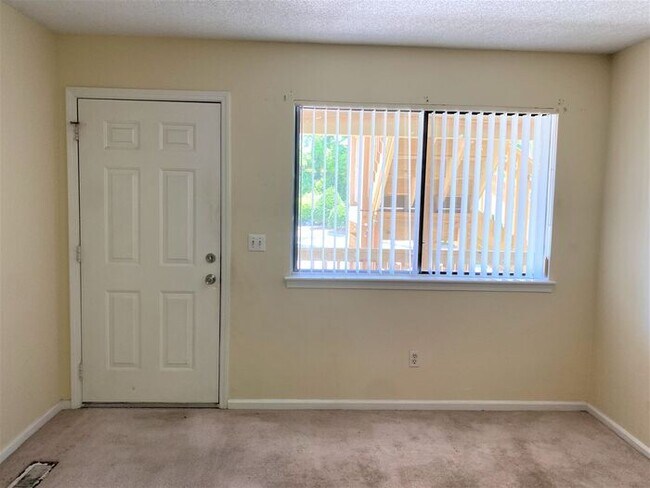 Foto del edificio - 2BR Candle Wyck Community located on kerr Ave, Walk to UNCW, Shopping and Breweries Ground floor ...