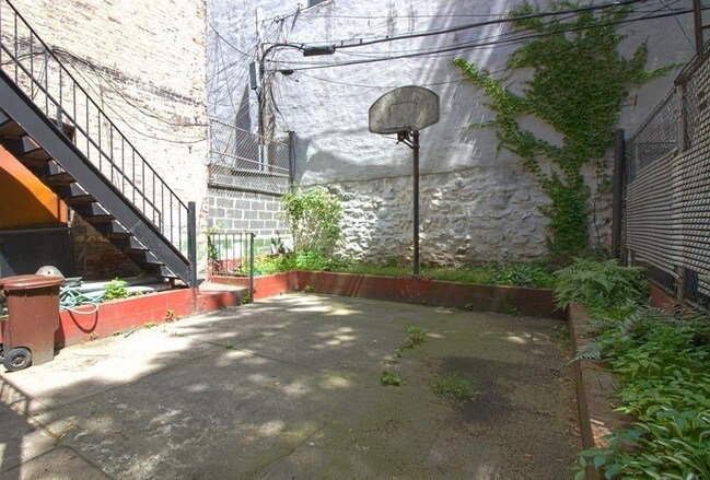 Courtyard - 943 4th Ave