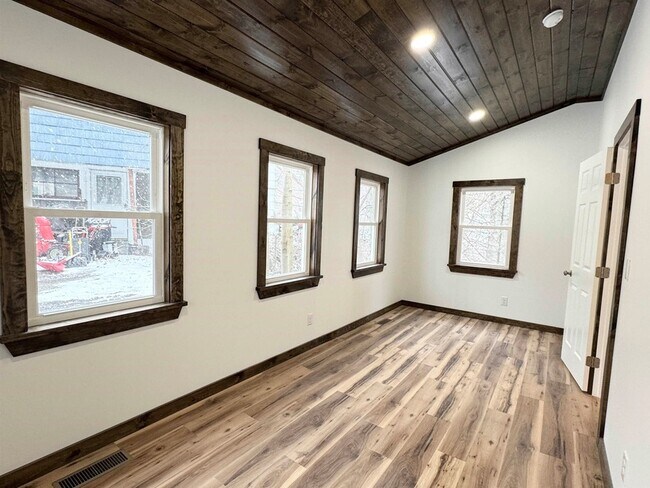 Building Photo - 80 W Main St