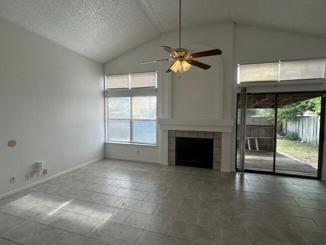 Building Photo - 4 Bed / 2 Bath house FOR RENT! AVAILABLE NOW!