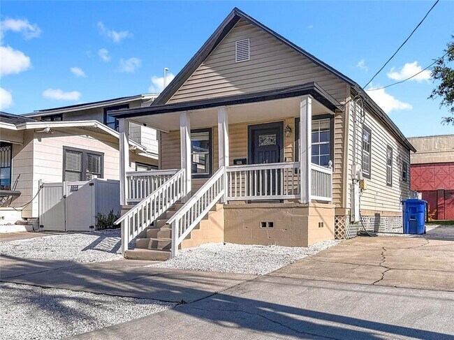 Building Photo - 2329 W La Salle St