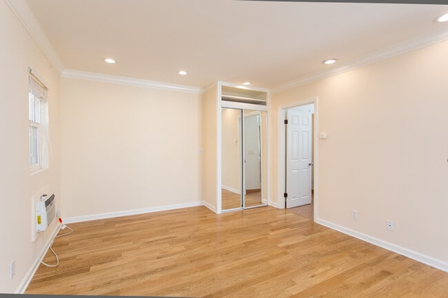 Building Photo - 2135 S Cloverdale Ave