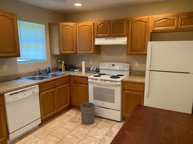 Building Photo - 2643 Tanglewood Trail W