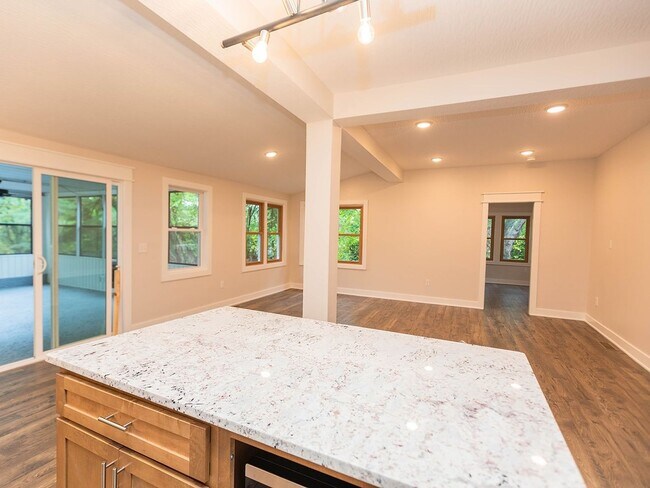 Foto del edificio - 3BR, Newly Renovated Country Livin' in the...