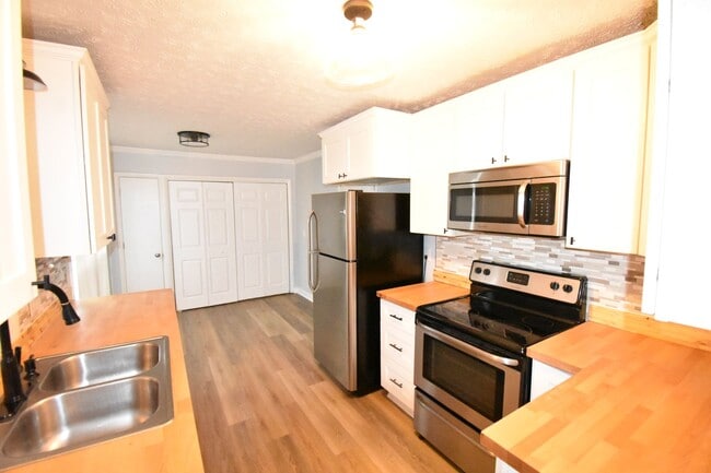 Foto del edificio - 3 Bedroom and 2 Bath Home (Pets Considered)