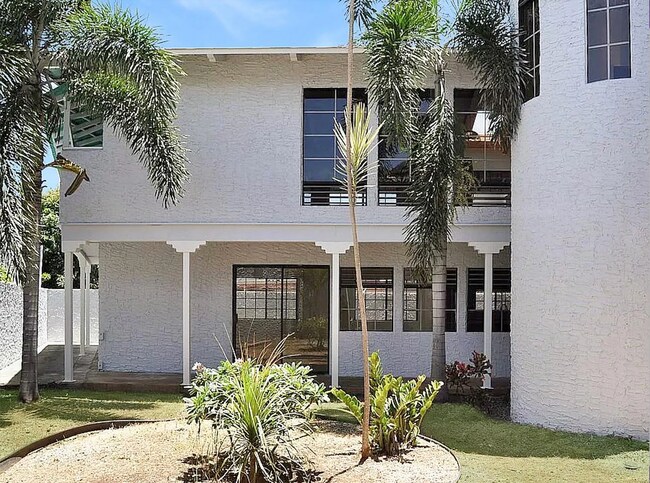 Court Yard - 1075 Luapele Dr