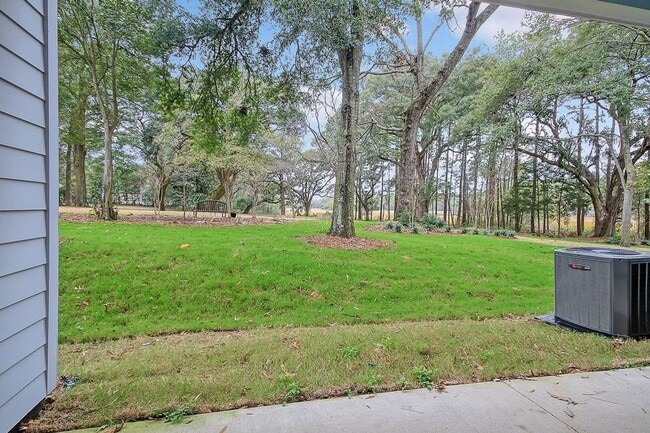 Building Photo - Available April 10th. Great 3 BR/3.5 BA Townhouse in Park Circle!