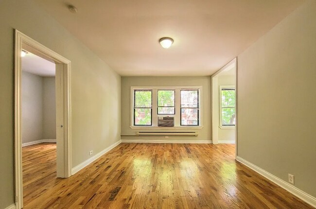 Foto del edificio - 3723 N Pine Grove Ave