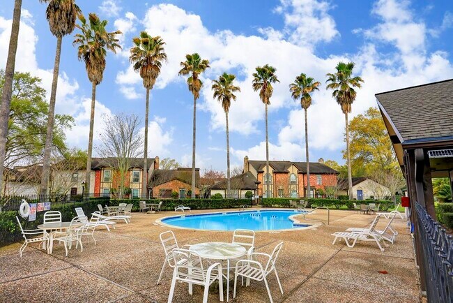 Piscina comunitaria privada a pocos pasos de la puerta principal con actividades nocturnas semanales solo para adultos. - 11744 S Kirkwood Rd