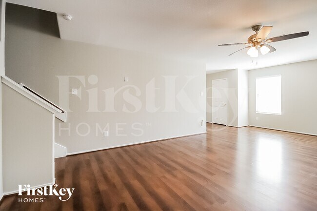 Foto del edificio - 1621 Perennial Ln