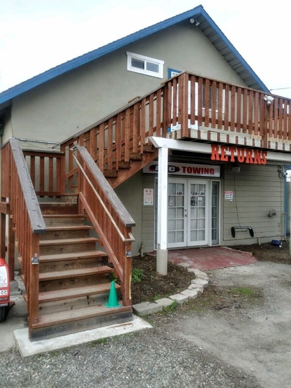 Entry - 1439 W Texas St
