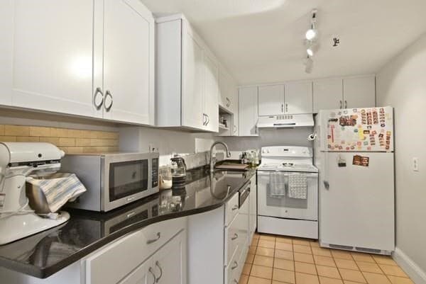 Building Photo - 242 Beacon St