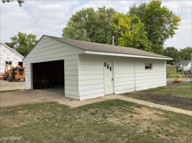 Building Photo - 3 br, 1.5 bath House - 412 21st ST