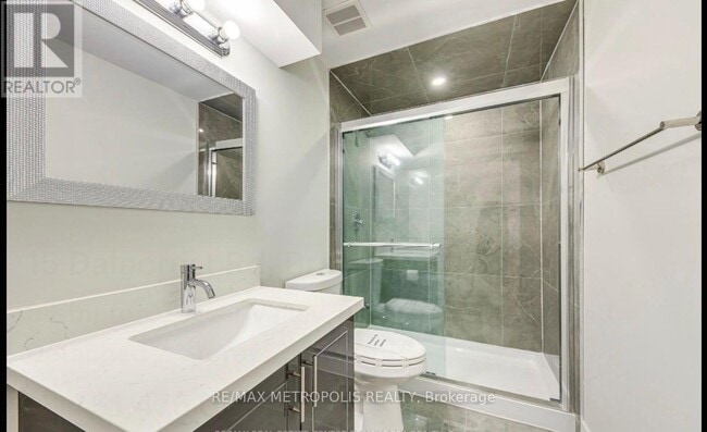 Building Photo - 15 Dalecrest Rd