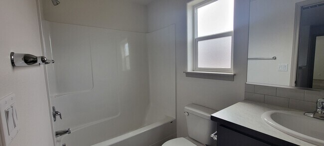 Building Photo - North Albany upgraded single family house