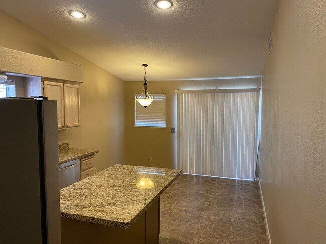 Foto del edificio - Summerlin Duplex. Balcony. Upgraded appliances.
