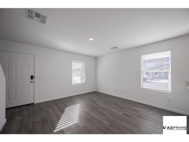 Foto del edificio - Imagine Coming Home To This Stunning New 4/3 Home Located In The Serene Coolidge Gateway Manor Commu