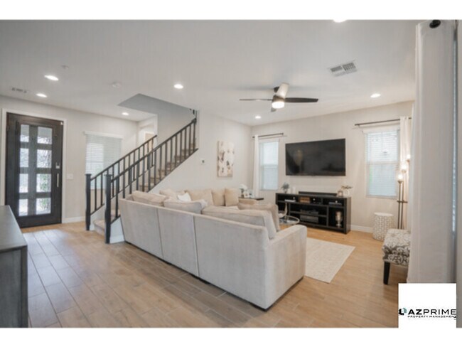Building Photo - Live Luxuriously in Scottsdale with this s...