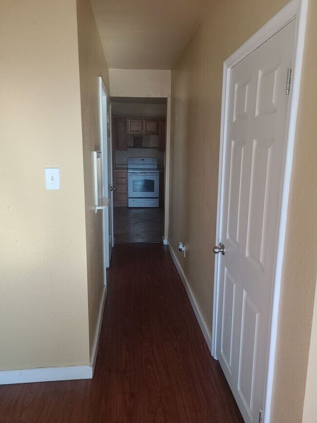 Building Photo - Available Now! Call office to schedule a s...