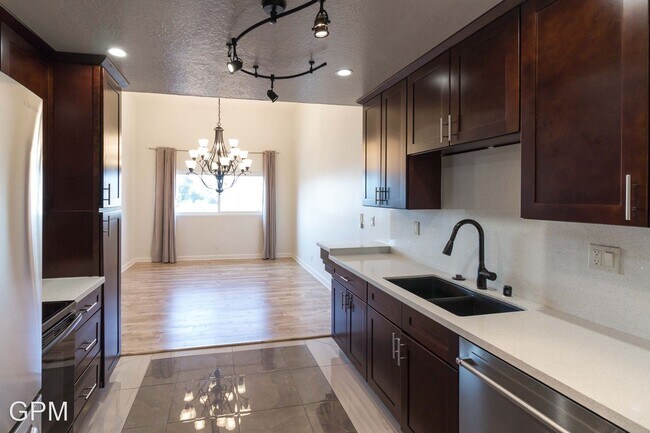 Foto del edificio - 1 br, 1.5 bath House - 320 E Stocker St  #317