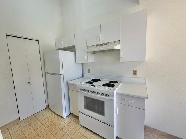 Building Photo - 2 Bedroom / 2 Bathroom with a patio and 2 ...