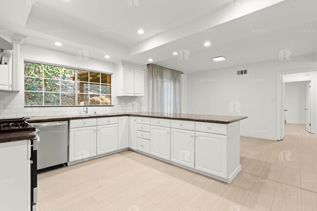 Foto del edificio - Newly Remodeled Huge Open Concept 4 Bed / ...