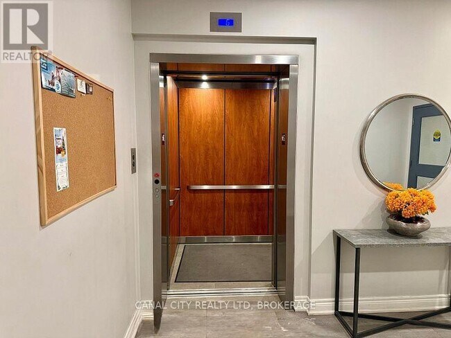 Building Photo - 10 Albert St E