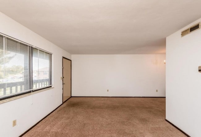 Building Photo - 5906 Gateway Industrial Apt. 6