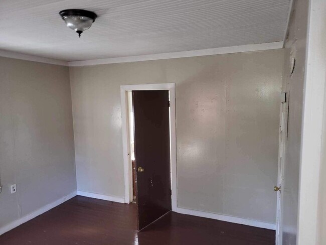 Building Photo - 303 Summeral St