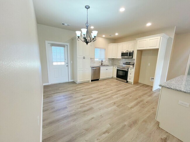 Building Photo - Beautiful 4 bedroom 2.5 Bath Home quite ne...