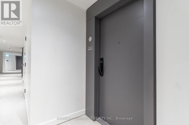 Photo du bâtiment - 2075 Lakeshore Rd.