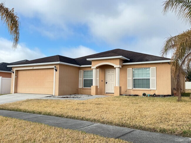 Foto del edificio - Spacious 4 Bedroom / 3 Bathroom Home in Davenport