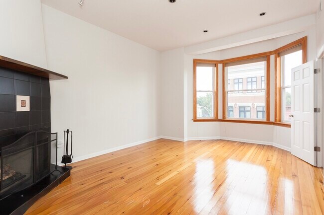 Foto del edificio - 2204 N Clybourn Ave