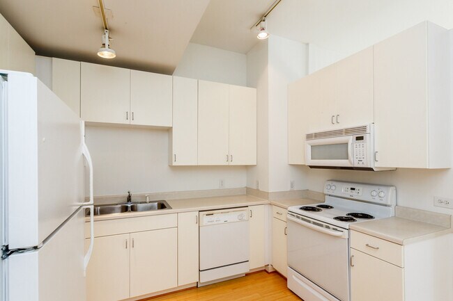Foto del edificio - 820 E High St