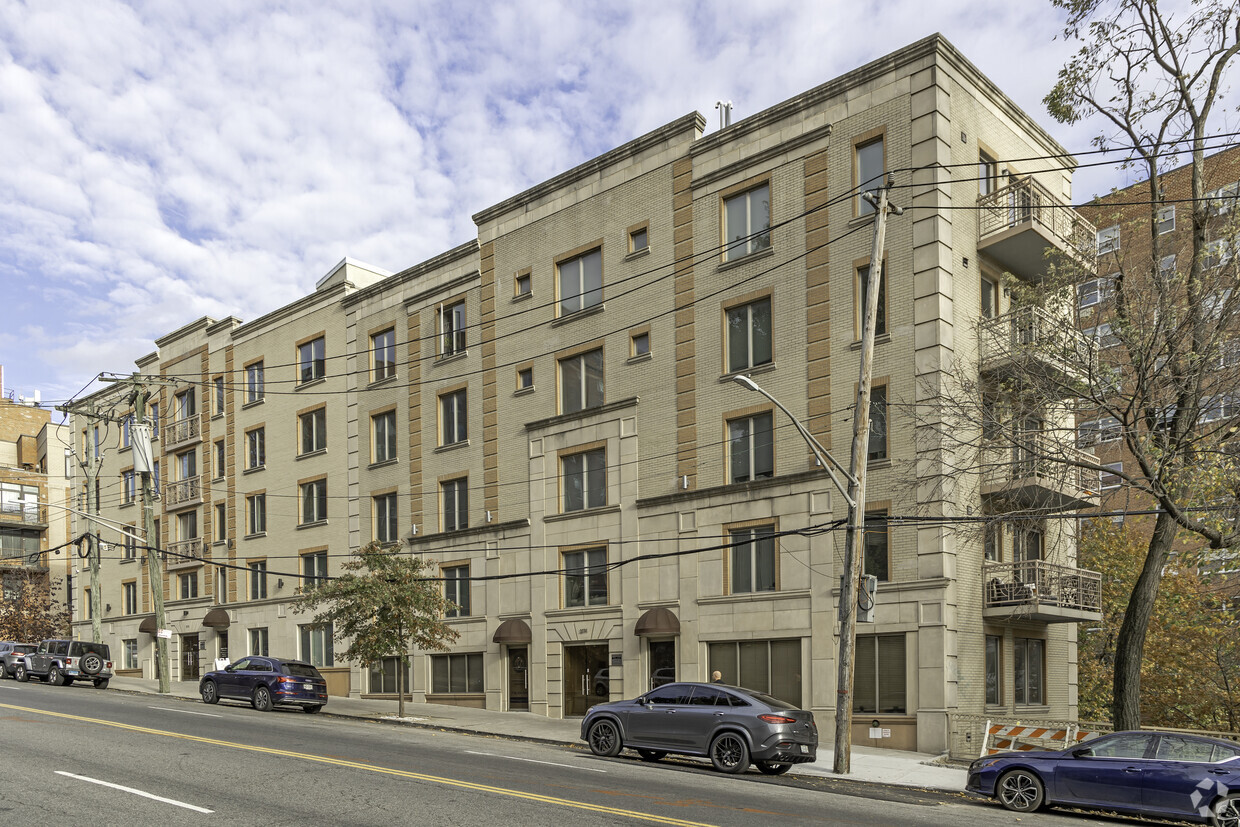 Foto principal - 3188 Riverdale Ave