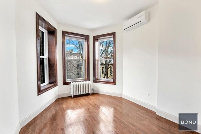 Building Photo - Incredible Split bedroom home with high ce...
