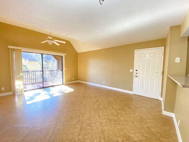 Foto del edificio - Altamonte Springs Lakefront Gated Community!  1/1 with a fireplace.  Coming Soon!