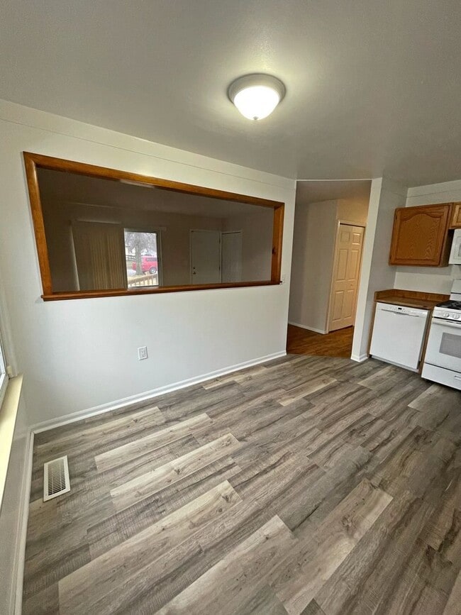 Building Photo - Three Bedroom Ranch located in Sugarbrook ...