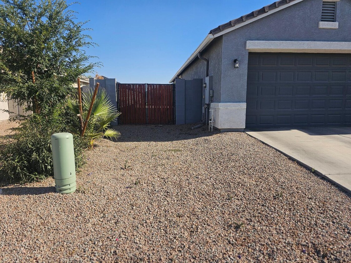 Building Photo - 35963 W San Alvarez Ave