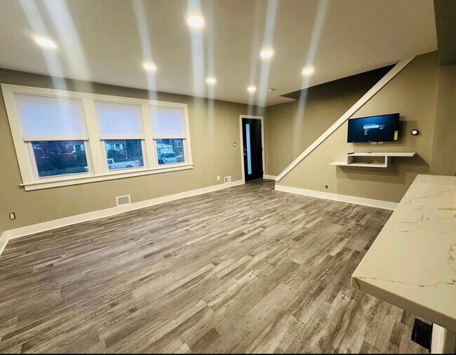 Foto del edificio - 2136 N Troy St
