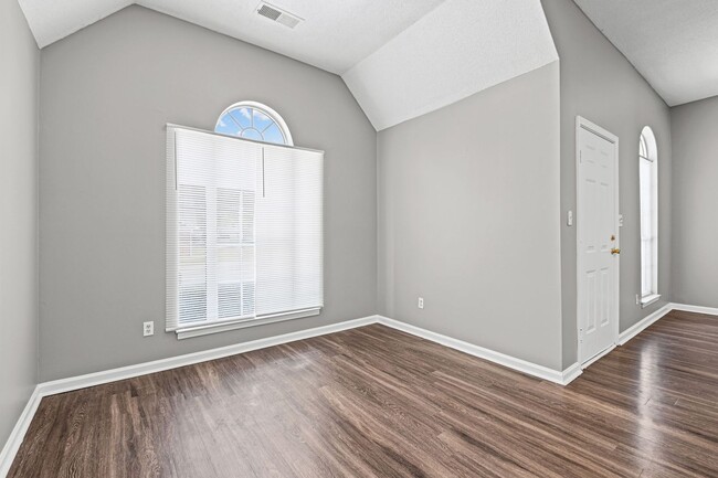 Building Photo - Newly Renovated Home