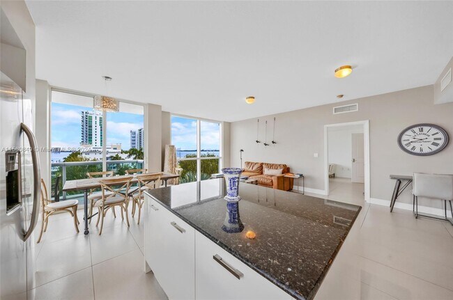 Foto del edificio - 7910 Harbor Island Dr