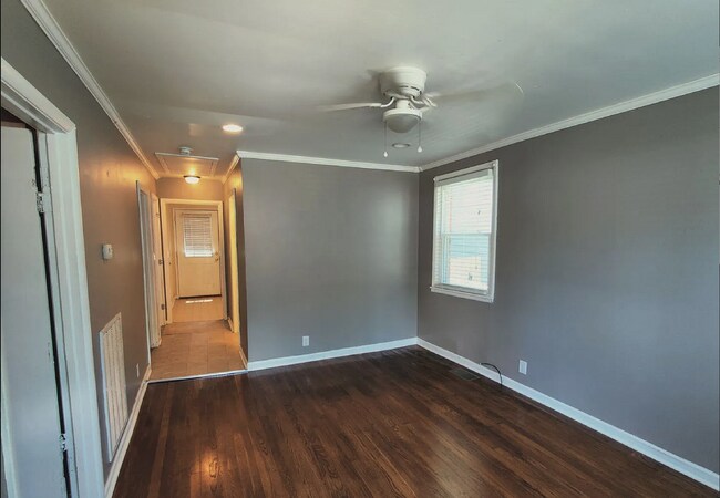 Building Photo - 3 bd/1 bth w/fenced yard. Close to all thi...